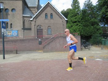 André Blok loopt in Teteringen de Dorpsloop over 10 KM.